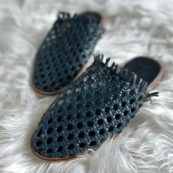 FREE PEOPLE 41 / 11 Mirage Woven Flats Leather Basket Weave Slip On Mules Navy - Picture 7 of 13